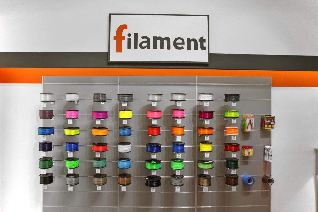 Foto 3dee Store in Wien: Wand mit Zubehör