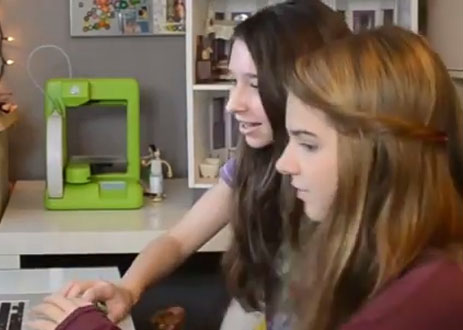 Kinder mit 3D-Drucker im Kinderzimmer