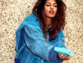 M.I.A. "Double Bubble Trouble" mit Waffe aus 3D-Drucker (Liberator)