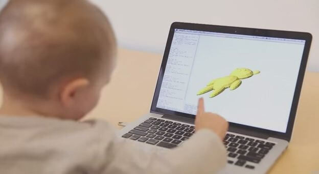 Baby am PC entwirft Teddybär