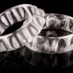 Schmuck aus Plastik sieht aus wie Glas