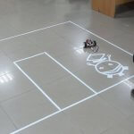 Schüler aus Pakisatn mit Roboter-Auto aus dem 3D-Drucker