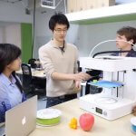 Schüler mit 3D-Drucker