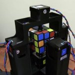 Roboter löst Zauberwürfel