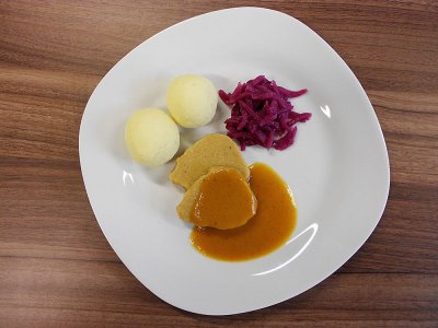 Schweinebraten, Klöße und Rotkohl