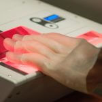 Handschuh am Scanner.