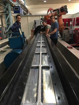 Großes Metallteil aus 3D-Drucker.