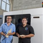 Mitarbeiter vor dem Drucker.