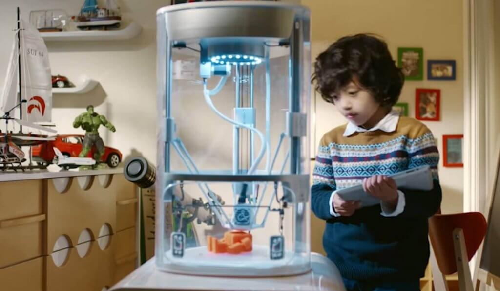 Ein Kind mit dem Yeehaw 3D-Drucker