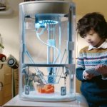 Ein Kind mit dem Yeehaw 3D-Drucker