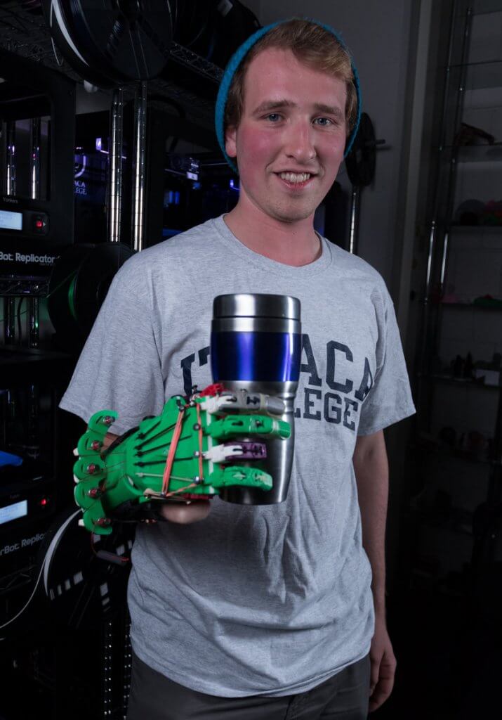 Student mit Handprothese.