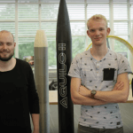 Forscher mit gedruckten Raketen.