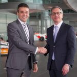 Chefs von McLaren Racing und Stratasys bei Vertragsunterzeichnung.
