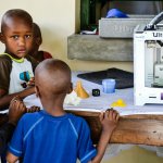 Kinder mit Ultimaker 2 Go und gedruckten Objekten.