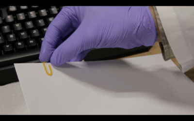 Mit der Holographie hergestellte Büroklammer.