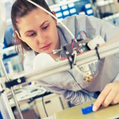 Schülerin mit 3D-Drucker