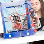 Schülerin mit einem 3D-Drucker