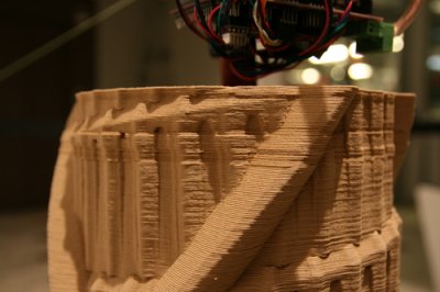 Hangprinter im Druckvorgang