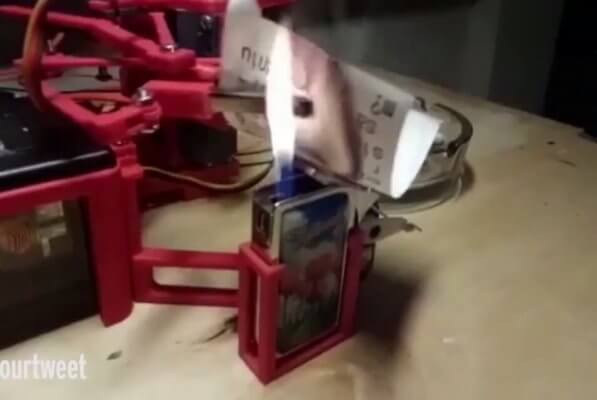 Roboter verbrennt Tweets