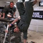 Techniker mit ZeroG 3D-Drucker.