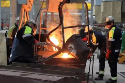 Mitarbeiter in einer Stahlfabrik