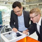 Joachim Kleylein und Markus Kafara mit einem 3D-Drucker