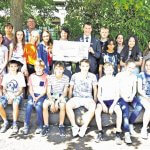 Schüler der Technik AG bei der Spendenübergabe