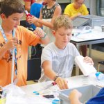 Schüler beim Experimentieren