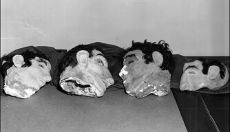 Pappmaché Köpfe der vier Häftlinge