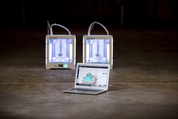 Ultimaker 3D-Drucker mit Laptop