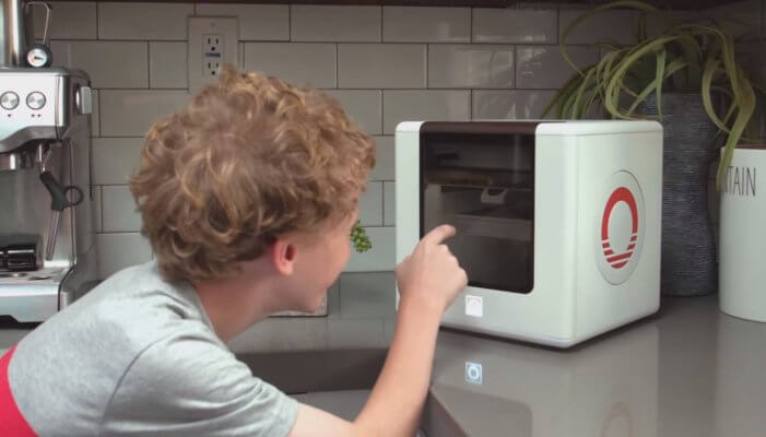 Kind mit Cubibot 3D-Drucker