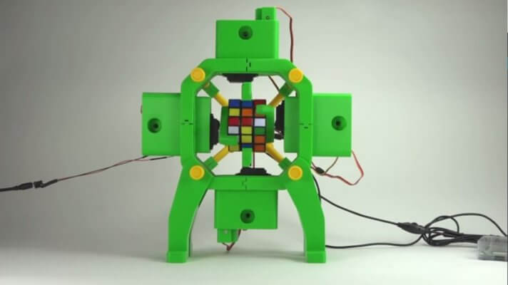 Roboter der Zauberwürfel lösen kann