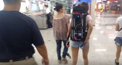 Mit dem 3D-Drucker-Rucksack in der Stadt.