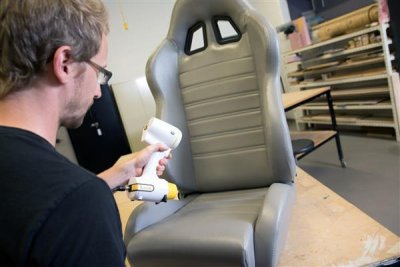 peel 3d scanner scannt einen Autositz.