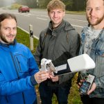 3 Studenten mit Ghostbuster Leitpfosten.