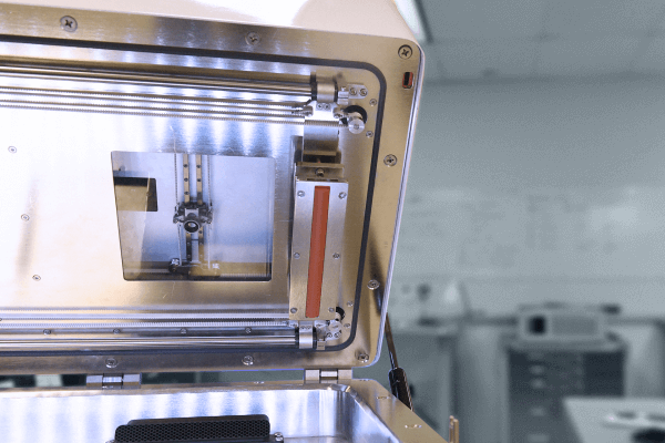 Teilansicht des Xact Metal XM300 3D-Druckers.