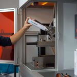 Eine neue Kartusche wird in den Hot Lithography 3D-Drucker eingesetzt.