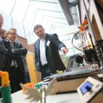 Stephan Weil vor einem 3D-Drucker