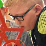 Zwei Teistinger Grundschüler mit E-Biker.