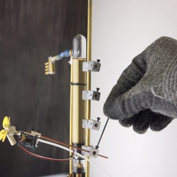 Viele Versuche, bis die Bienen endlich auf den Roboterblumen landeten.