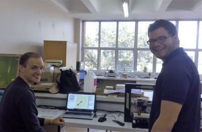 Die beiden Studenten Huggenberger und Seitz vor ihrem Arbeitsplatz