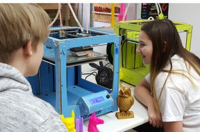 Zwei Kinder vor einem Ultimaker 3D-Drucker