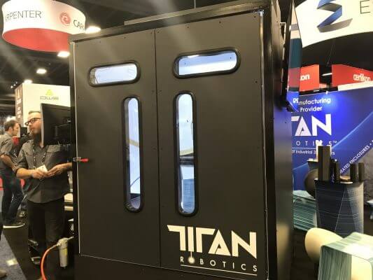 Mann vor Titan Robotics Atlas 3D Drucker an Rapid+TCT 2018