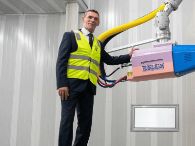 CEO Jeff Lang mit dem 3D-Drucker