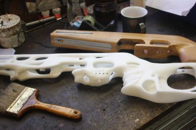 Holz- und 3D-gedrucktes Biathlongewehr auf einem Bild