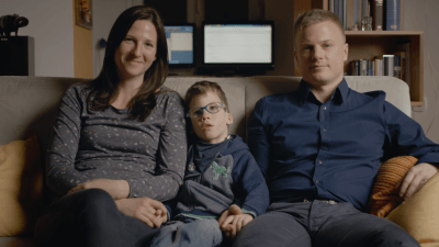 Nik und seine Eltern auf der Couch