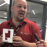 Zane Meike mit einem Werkzeug, das gedruckt wird