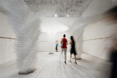 Besucher inmitten der Cloud Pergola