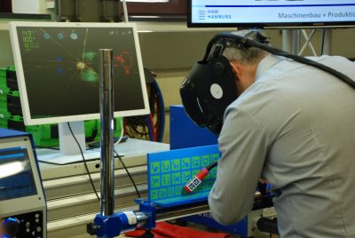 Ein Student vor dem virtuellen Schweißgerät bei der Arbeit