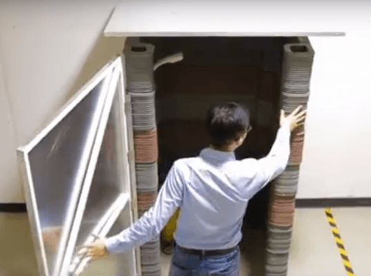 Mitarbeiter vor einer fertigen Toilette